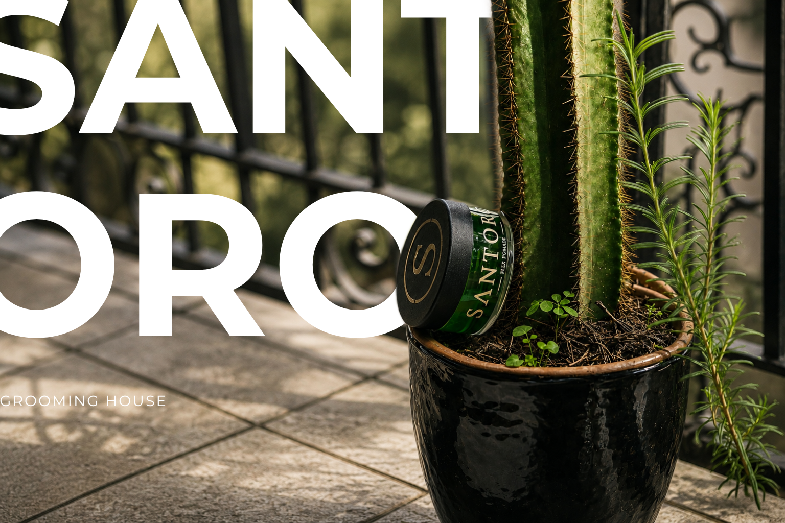 Santoro Flex Pomade junto a un cactus — barbería en CDMX